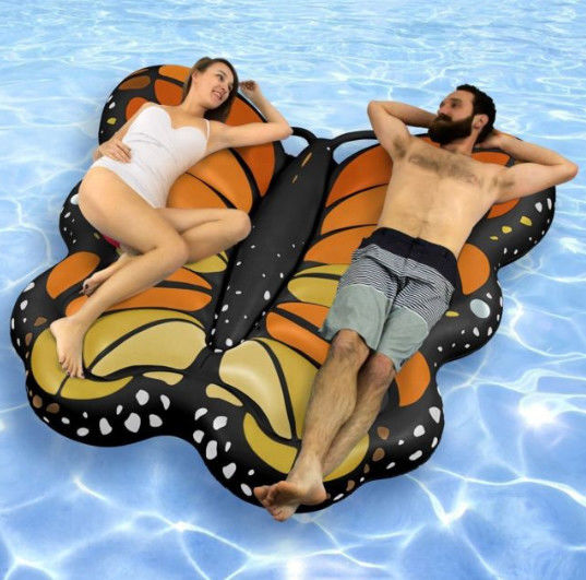 Des ailes de papillon flottant gonflable 250 x 180 cm Logo personnalisé Des ailes d'ange flottant en piscine