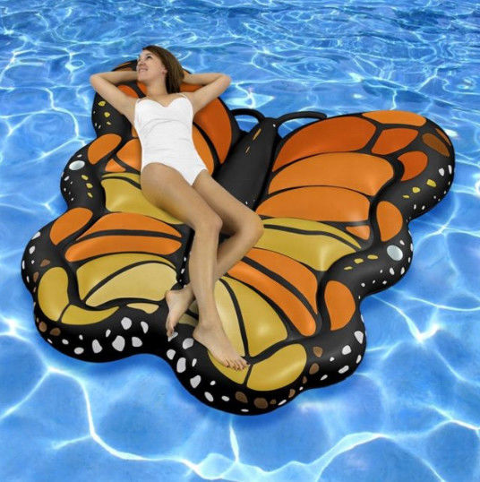 Des ailes de papillon flottant gonflable 250 x 180 cm Logo personnalisé Des ailes d'ange flottant en piscine