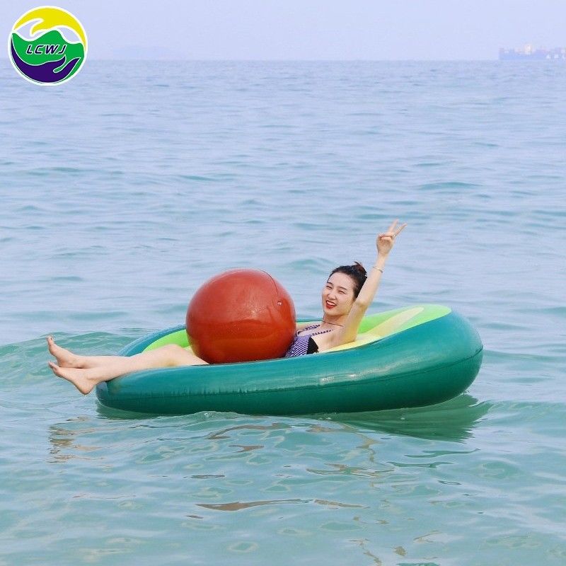 Des jouets de piscine pour enfants gonflables flottants en été