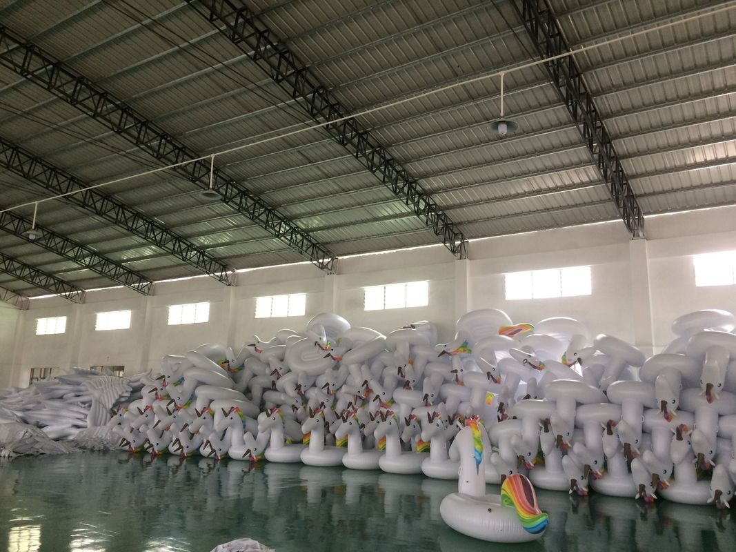 Ride sur une piscine gonflable Unicorn