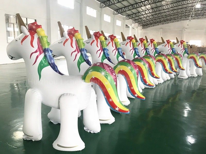 Jouets gonflables géants en forme de licorne